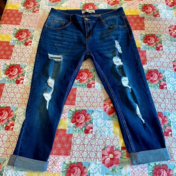 ๐ Paris Blues Distressed Stretchy Capris! - Picture 3 of 8